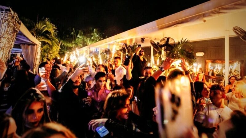 Celebramos el Año Nuevo 2025 con estilo en Club Paradiso en The Deck at Island Gardens