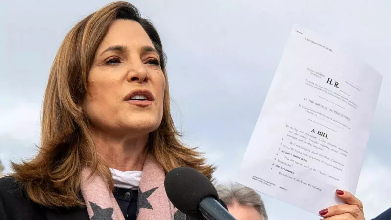 Aprueban ley de “Enseñanza Crucial del Comunismo” en EEUU, liderada por Salazar