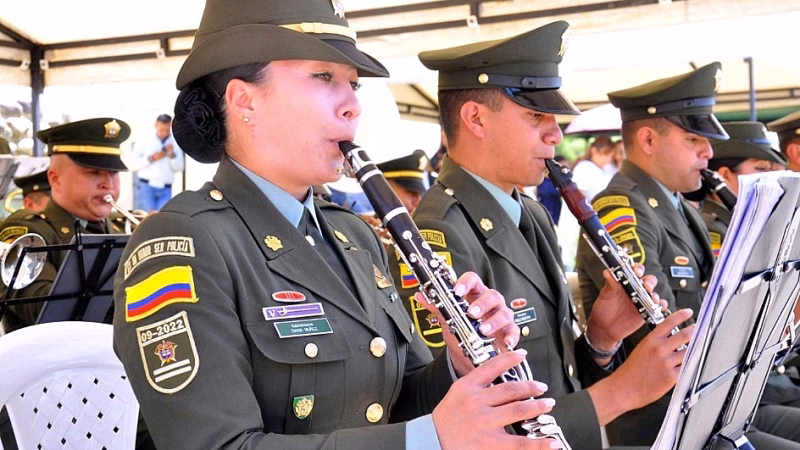 Diana Muñoz: La mujer policía colombiana que inspira a través de la música y el servicio comunitario