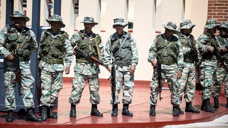 El régimen de Maduro militariza Caracas y coloca tarimas en puntos de concentración opositora