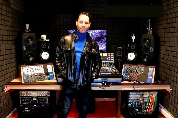 Carlos de Juan y su impactante reinvención de “Tu Piano y Mi Guitarra”