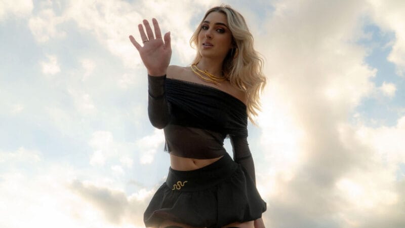 Sophia Talamas, que ha trabajado en campañas para Bad Bunny, Selena Gómez, Karol G y Shakira, dice hola al futuro con “Funeral”