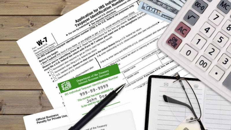 ¿Deben los inmigrantes indocumentados pagar impuestos? Hacerlo puede ayudar con sus peticiones de inmigración 