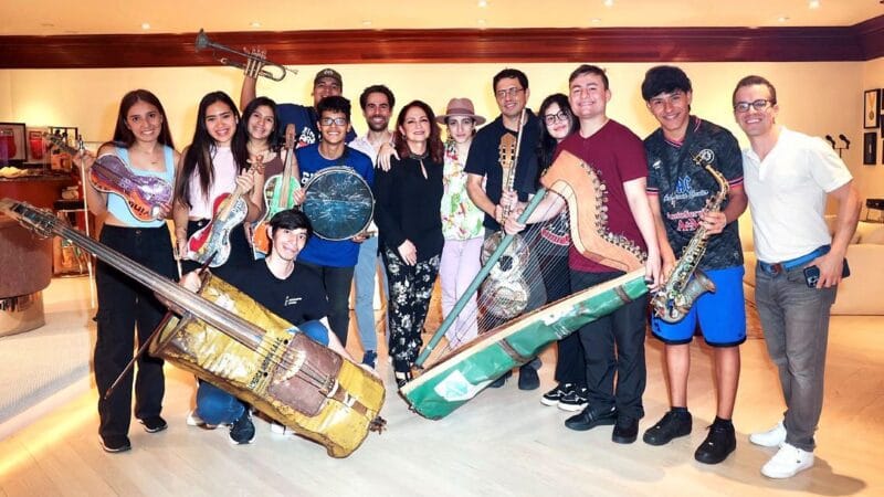 Gloria Estefan y su hija Emily presentan “Basura”, un musical que transforma desechos en arte