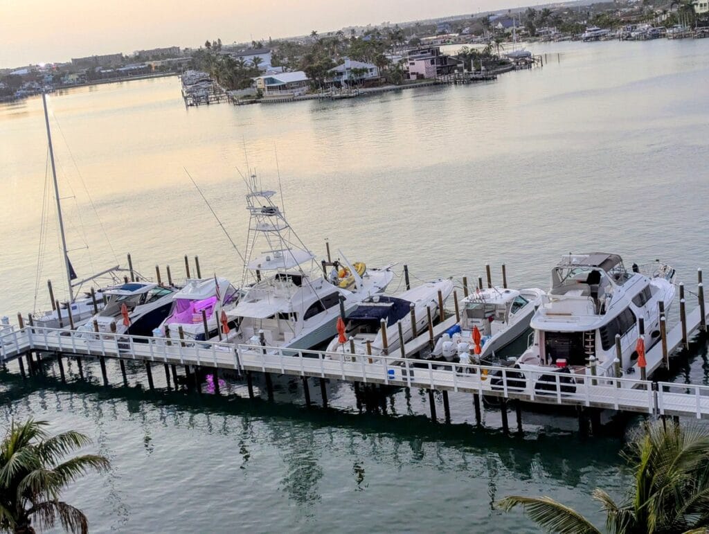 Botes en una marina en Florida. Foto de Lourdes Mederos