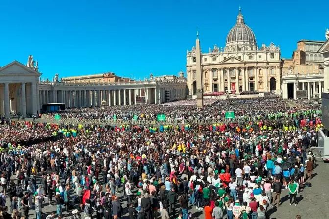 Miles de fieles llenan la Plaza de San Pedro en una emotiva despedida masiva al Papa Francisco