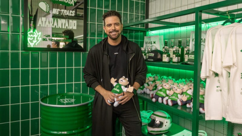 ¡Órale! Mane de la Parra le entra al trompo con sabor: inaugura nueva sucursal de Atarantados