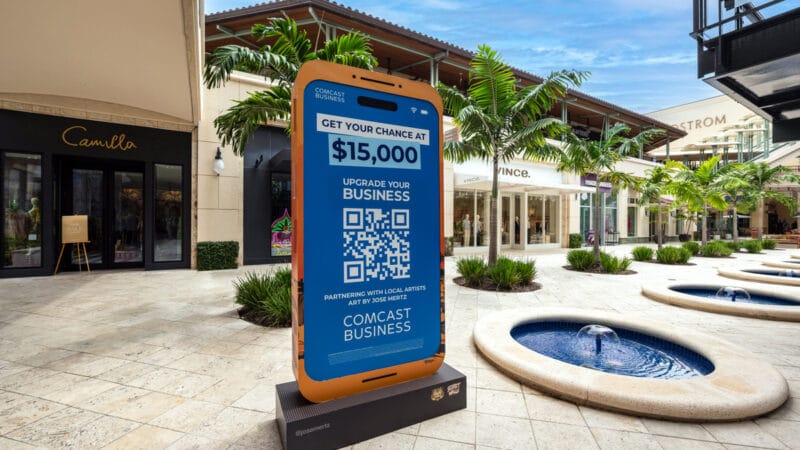 Esculturas gigantes con forma de celulares sorprenden a Miami-Dade: arte urbano, tecnología y una oportunidad de ganar $15,000