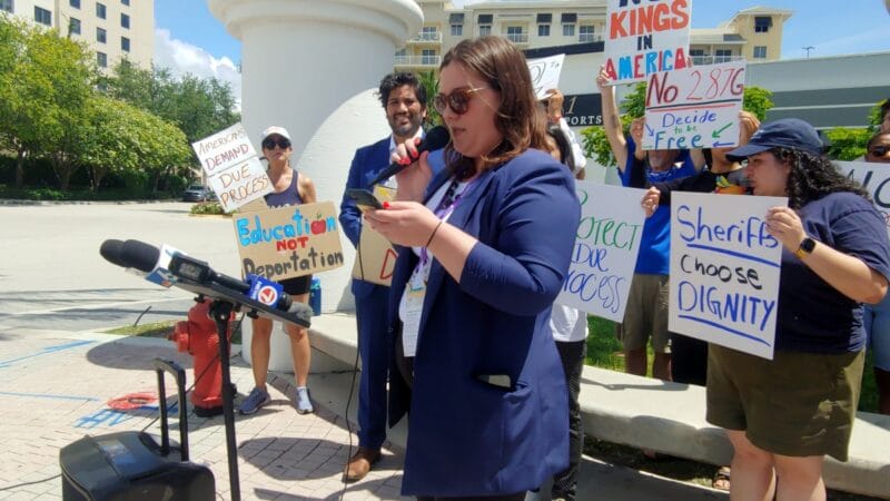 Líderes religiosos y comunidad entregan carta contra colaboración entre policías locales e ICE en Fort Lauderdale