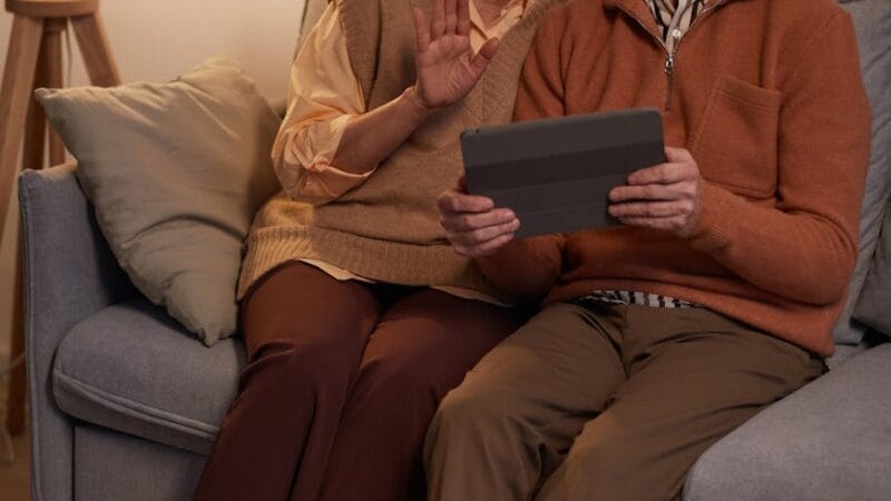 Historias falsas, pérdidas reales: Cómo proteger a nuestros adultos mayores de estafas