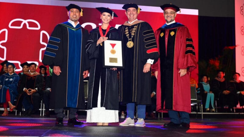 Más de 2,000 estudiantes se gradúan de Ana G. Méndez University en Florida: Olga Tañón recibe la Medalla Presidencial