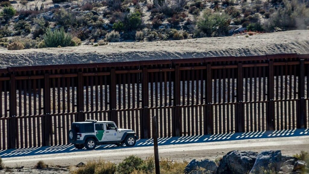 Trump ordena pintar de negro el muro fronterizo