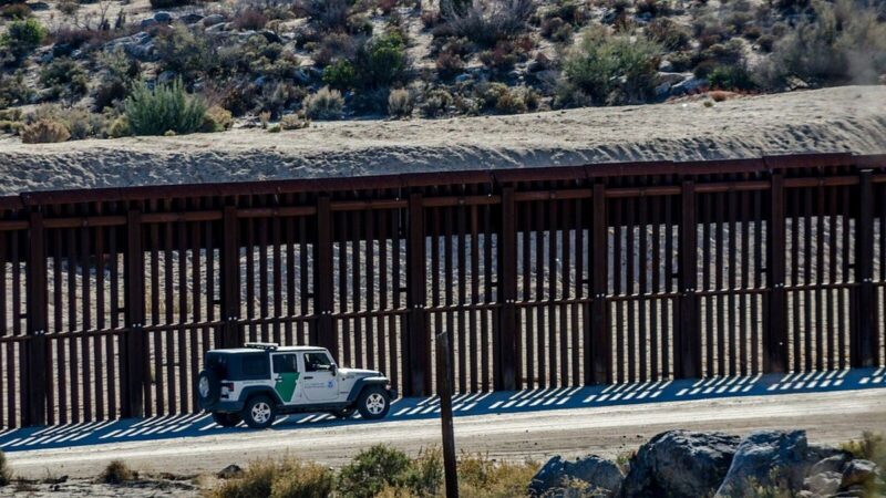 Trump ordena pintar de negro el muro fronterizo para dificultar el paso de migrantes