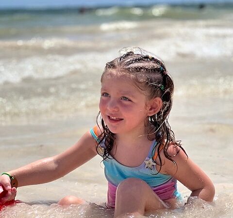 Talento argentino en miniatura: Ámbar Cisneros y su mundo de moda