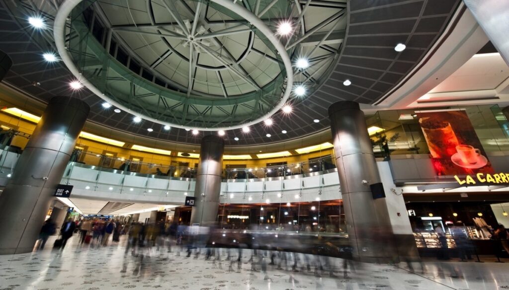 Pasajeros recorren las modernas instalaciones del Aeropuerto Internacional de Miami, recientemente renovadas bajo el plan M.I.A. - Foto: Cortesía