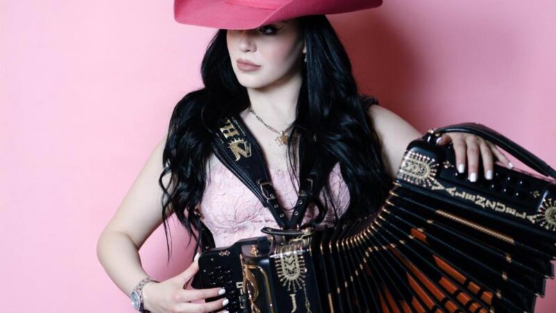 Janeth Valenzuela, la Reina del Acordeón, cautiva a miles en la Arena CDMX con emotiva interpretación del Himno Nacional Mexicano