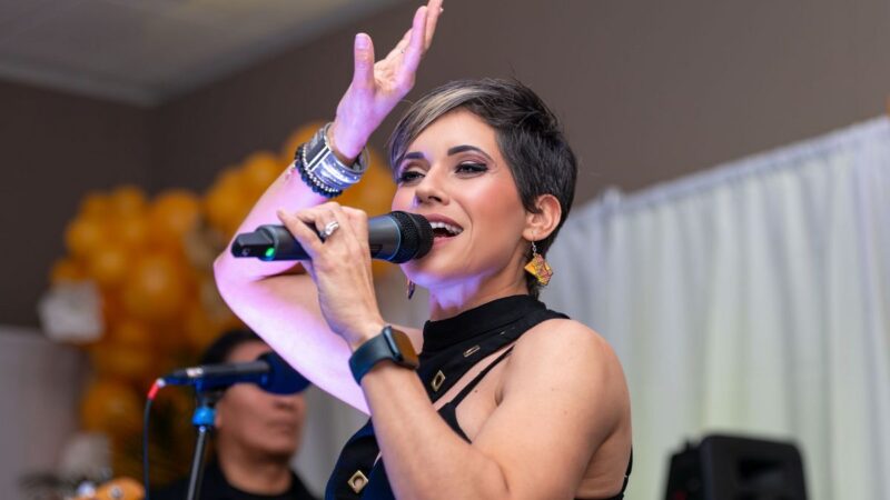 Izis “La Enfermera de la Salsa” acelera su carrera con giras y premios internacionales