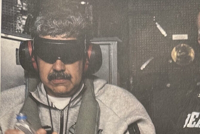 ¡Cayó el dictador! Maduro llega esposado a Nueva York para enfrentar la cadena perpetua por narcoterrorismo