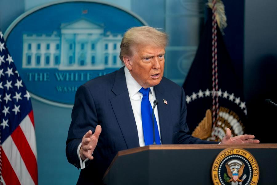 Presidente Donald Trump en la Casa Blanca advierte sobre posible ataque estadounidense a la montaña Pickaxe, sitio nuclear iraní cerca de Natanz.